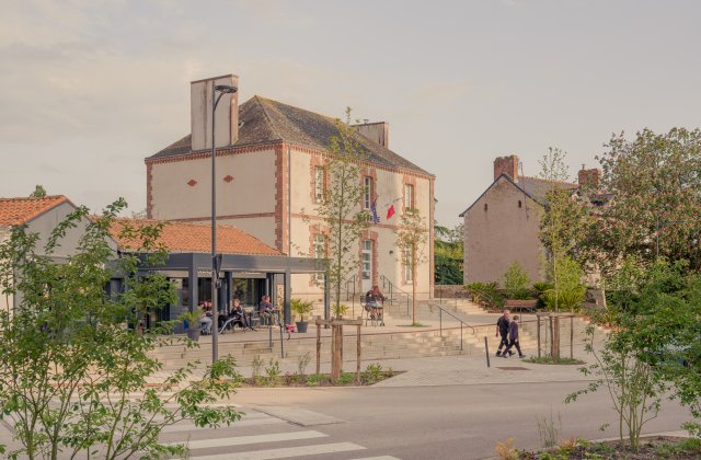 Mairie et parvis Vue 